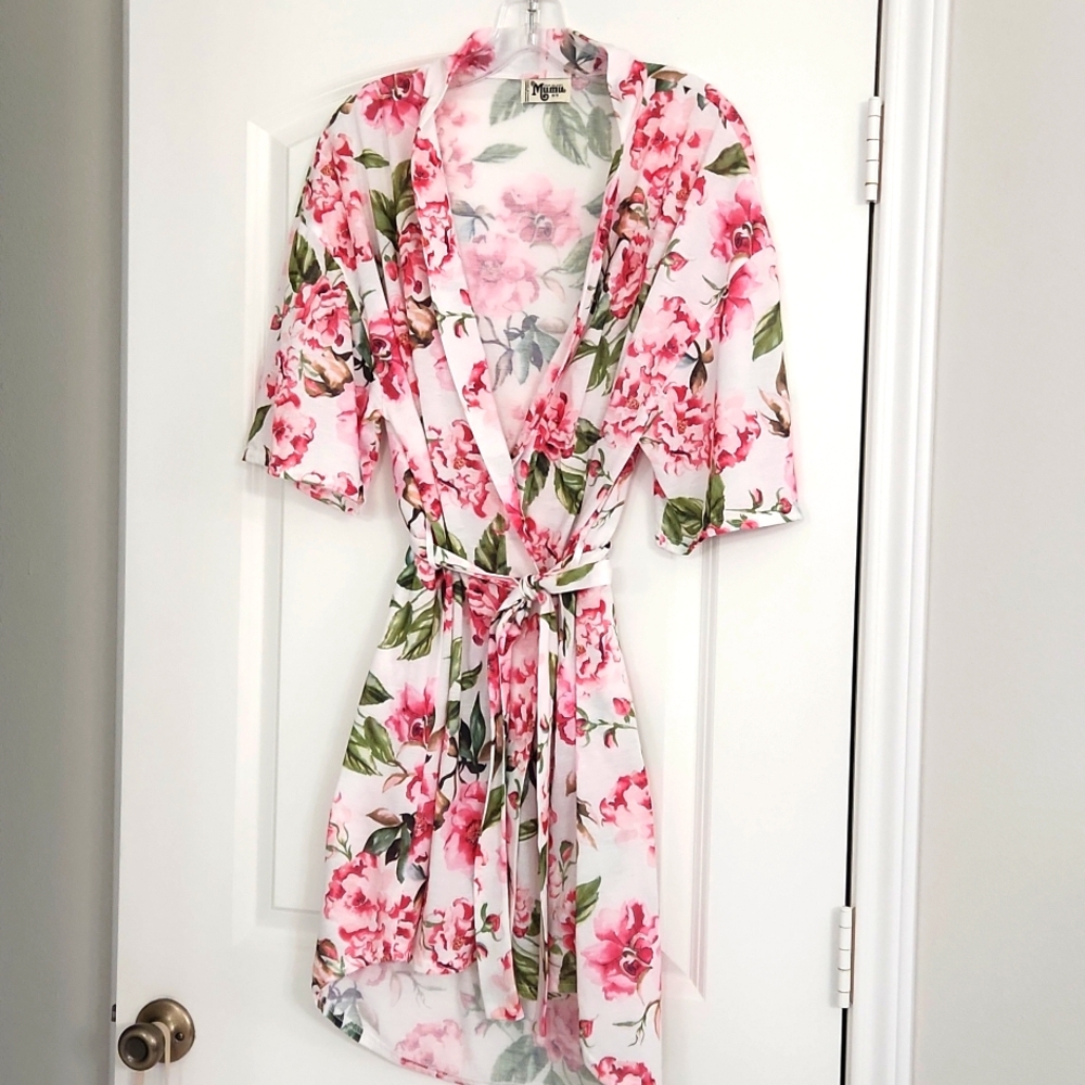 Pretty summer floral short robe by Show Me Your Mumu. Great condition!